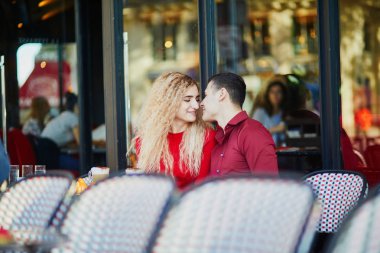 Güzel romantik çift Paris açık Cafe. Kahve içme ve Paris, Fransa'da restoranda kruvasan yemek turist
