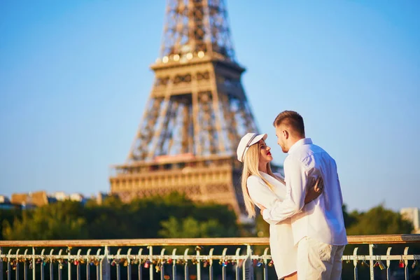 Casal Romântico Ter Encontro Perto Torre Eiffel Turistas Paris Desfrutam — Fotografia de Stock