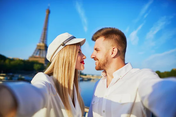 Romantic Couple Taking Selfie Eiffel Tower Tourists Paris Enjoying City — Stock Photo, Image