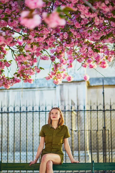 Hermosa Mujer Francesa Caminando París Día Primavera Temporada Flores Cerezo —  Fotos de Stock