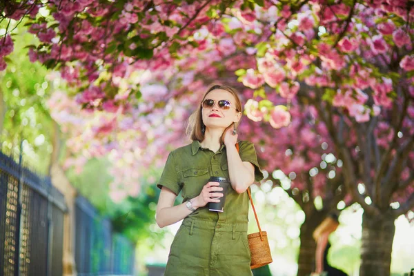 Hermosa Mujer Francesa Caminando París Día Primavera Temporada Flores Cerezo — Foto de Stock