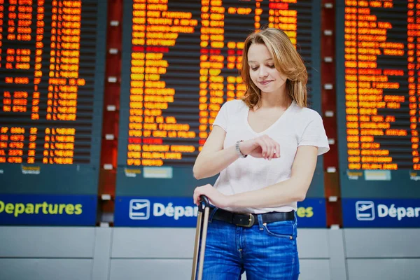 Mladá Žena Mezinárodní Letiště Zavazadel Letové Informace Zobrazit Při Pohledu — Stock fotografie