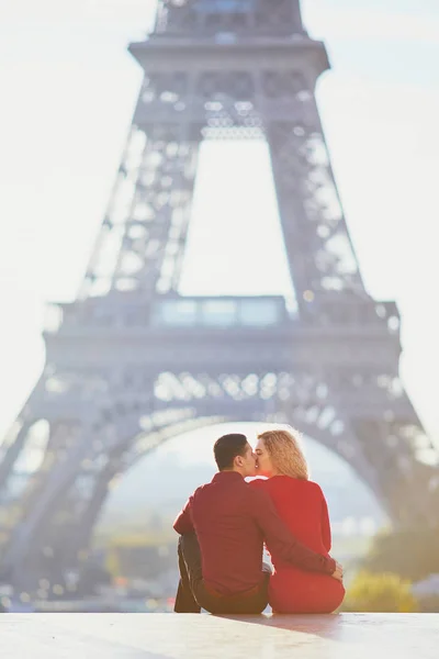 Casal Romântico Apaixonado Perto Torre Eiffel Paris França — Fotografia de Stock