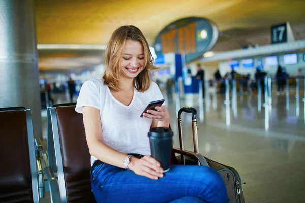 Jovem Mulher Aeroporto Internacional Com Bagagem Café Para Esperando Seu — Fotografia de Stock