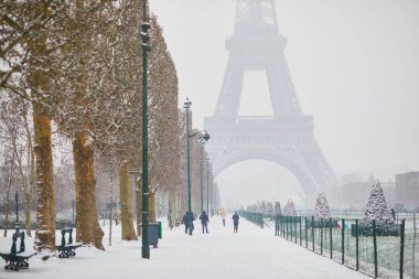 Yoğun karlı bir günde Eyfel Kulesi 'nin manzarası. Paris 'te alışılmadık hava koşulları