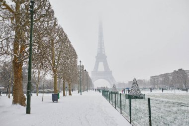 Yoğun karlı bir günde Eyfel Kulesi 'nin manzarası. Paris 'te alışılmadık hava koşulları