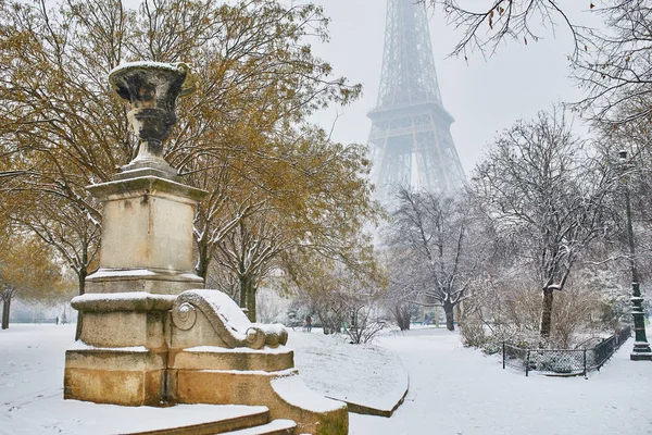 Vistas Panorámicas Torre Eiffel Día Con Mucha Nieve Condiciones Meteorológicas — Foto de Stock