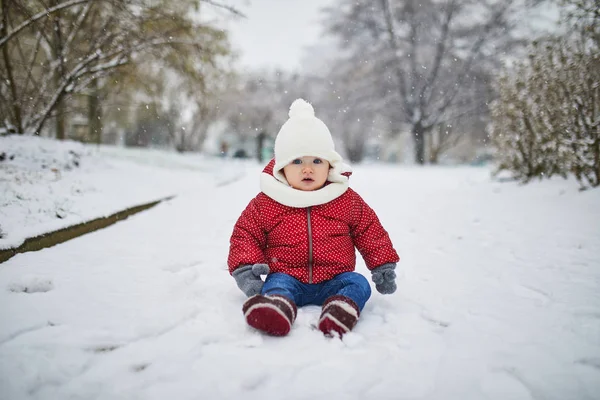 Szczęśliwy Uśmiechający Się Dziecko Dziewczyna Siedzi Śniegu Małe Dziecko Ciesząc — Zdjęcie stockowe