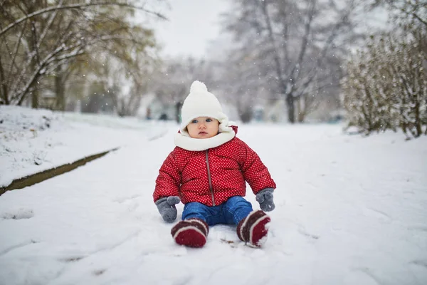 Karda Oturup Mutlu Gülümseyen Kız Bebek Küçük Çocuk Ilk Kar — Stok fotoğraf