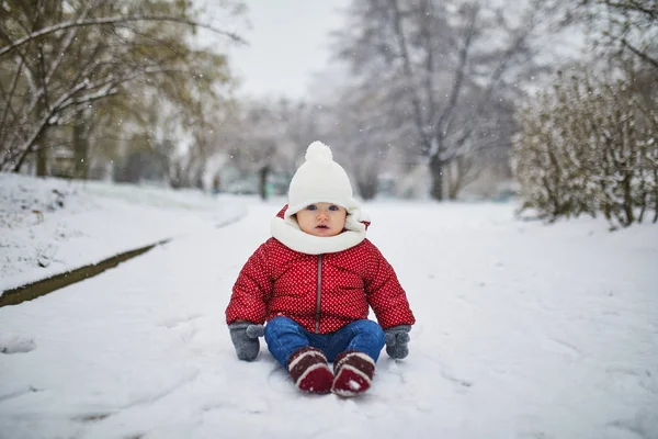 Karda Oturup Mutlu Gülümseyen Kız Bebek Küçük Çocuk Ilk Kar — Stok fotoğraf