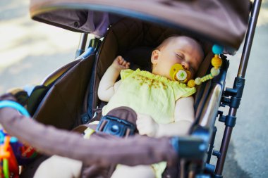 Bebek arabası içinde uyuyan kız bebek. Çocuk arabası küçük çocuk. Bebek çocukta açık havada arabasını