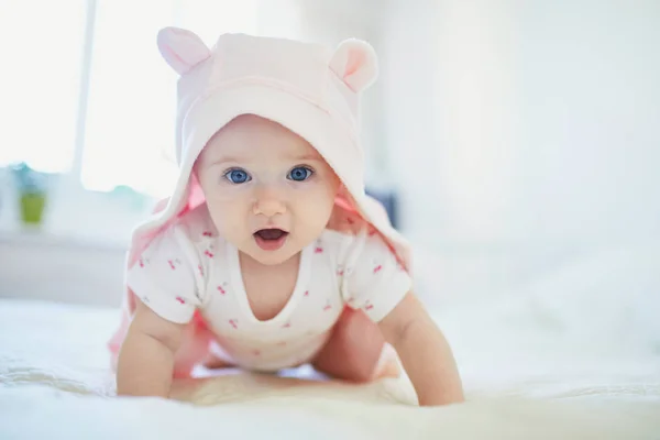 Bedårande Sju Månader Baby Flicka Avkopplande Sovrum Rosa Kläder Eller — Stockfoto