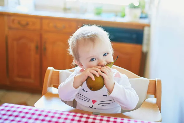 Söt Liten Flicka Äter Päron Köket Små Barn Provsmakar Fasta — Stockfoto