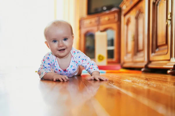 Flickan Lär Sig Krypa Glad Frisk Liten Barn Golvet Spädbarn — Stockfoto