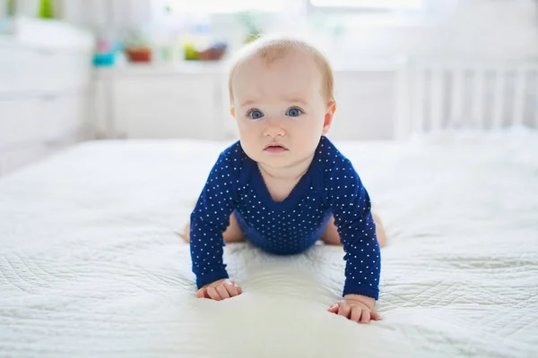 Niña Arrastrándose Cama Riendo Feliz Niño Sano Con Ropa Azul — Foto de Stock