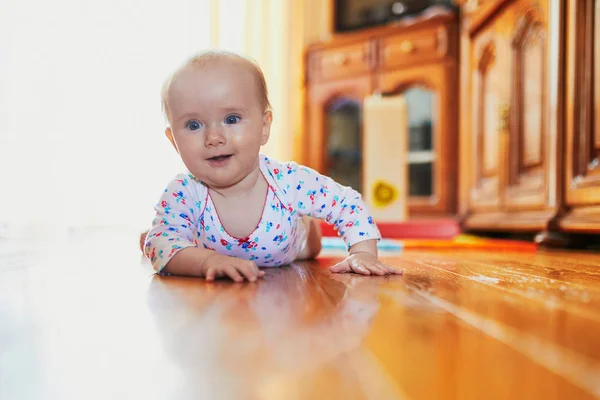 Bebek Emeklemeyi Öğreniyor Yerde Mutlu Sağlıklı Bir Çocuk Var Evde — Stok fotoğraf
