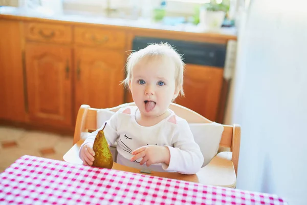 Söt Liten Flicka Äter Päron Köket Små Barn Provsmakar Fasta — Stockfoto