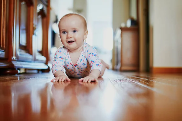 Meisje Leert Kruipen Gelukkig Gezond Kind Vloer Baby Kind Thuis — Stockfoto