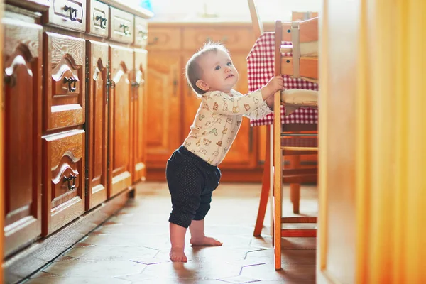 Niña Pie Suelo Cocina Aferrándose Los Muebles Pequeño Niño Enmudeciéndose —  Fotos de Stock