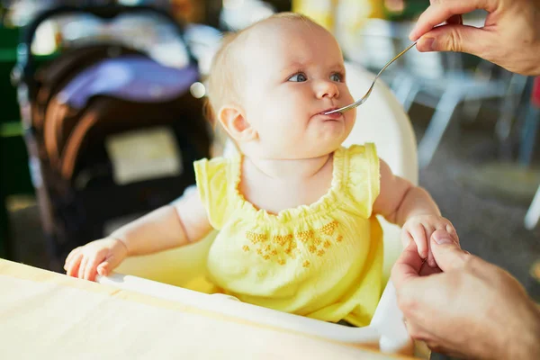 Överordnade Utfodring Hans Dotter Restaurangen Barnet Försöker Fasta Ämnen Baby — Stockfoto