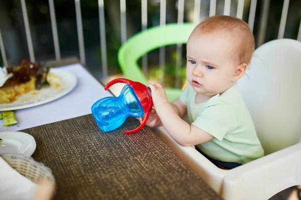 Liten Flicka Sitter Barnstol Hemma Eller Restaurang Och Dricksvatten Från — Stockfoto