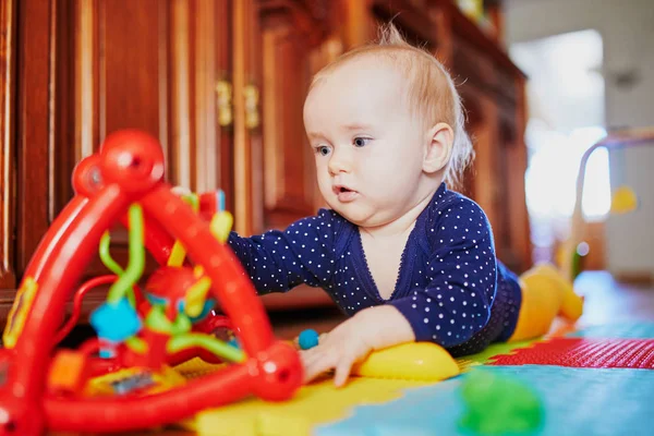 Flickan Leker Med Leksaker Golvet Glad Frisk Liten Barn Hemma — Stockfoto