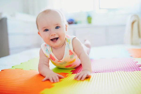Feliz Sorrindo Bebê Menina Deitada Tapete Jogo Colorido Chão Tentando — Fotografia de Stock