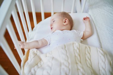 Anne babamın yatağa bağlı eş uyuyan beşik uyku bebek kız. Küçük çocuk karyolası uyku bir gün geçiriyorum. Uyku eğitim kavramı. Güneşli kreş çocuk