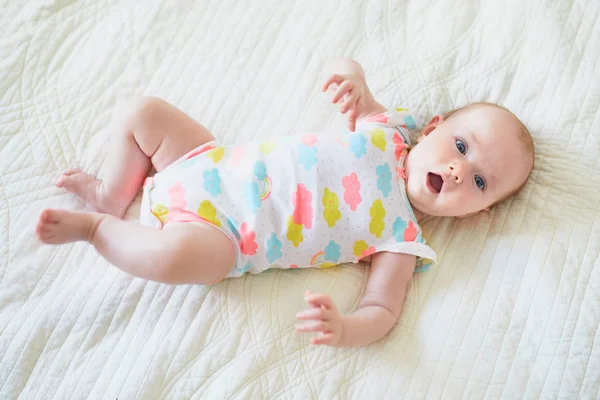 Menina Adorável Deitada Cama Sorrindo Criança Feliz Saudável Rir Criança — Fotografia de Stock