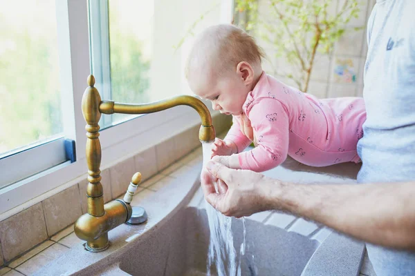 Ojciec Trzyma Swoją Córeczkę Pomaga Jej Umyć Ręce — Zdjęcie stockowe