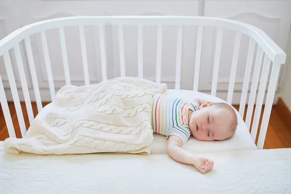 Entzückendes Kleines Mädchen Das Einem Kinderbett Schläft Das Das Bett — Stockfoto