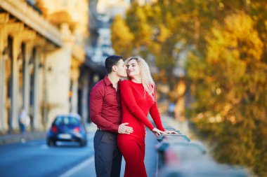 Paris, Fransa'da bir sonbahar gününde Bir-Hakeim köprüde aşık romantik çift