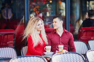 Güzel romantik çift Paris açık Cafe. Kahve içme ve Paris, Fransa'da restoranda kruvasan yemek turist