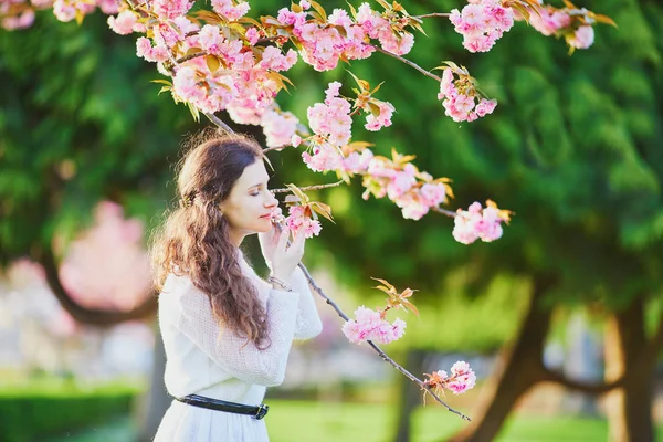 Boldog Fiatal Fehér Ruhában Élvezi Cseresznyevirág Szezon Paris Franciaország — Stock Fotó