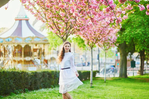 Feliz Joven Vestido Blanco Disfrutando Temporada Flores Cerezo París Francia — Foto de Stock