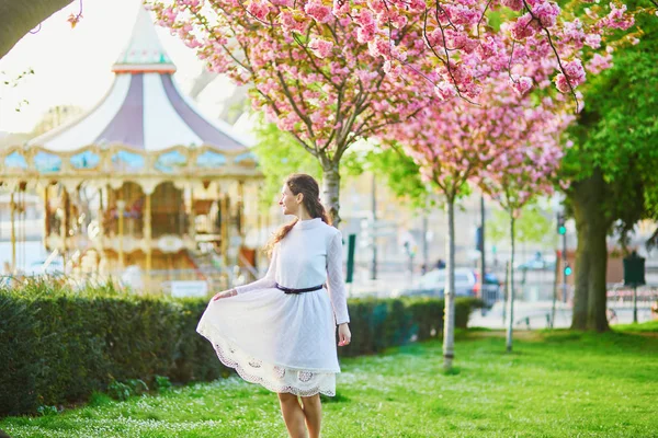 Feliz Joven Vestido Blanco Disfrutando Temporada Flores Cerezo París Francia — Foto de Stock