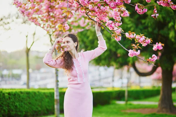 Joyeux Jeune Femme Robe Rose Profitant Saison Des Fleurs Cerisier — Photo