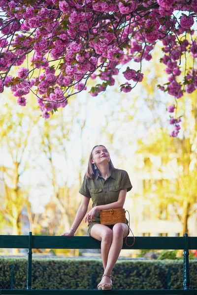 Mulher Francesa Bonita Andando Paris Dia Primavera Temporada Flor Cerejeira — Fotografia de Stock