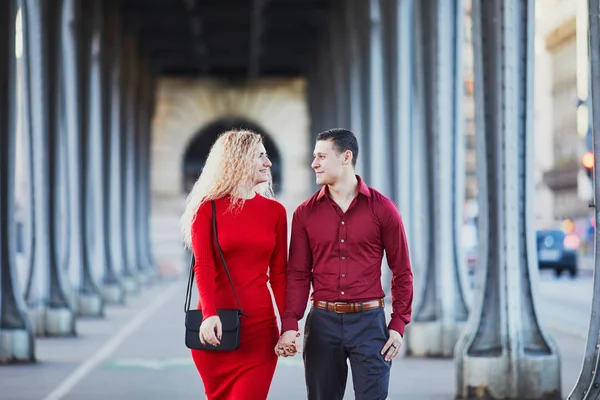 Romantic Couple Love Walking Bir Hakeim Bridge Paris France — Stock Photo, Image