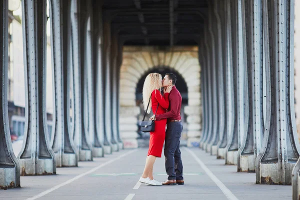 Pareja Romántica Enamorada Besándose Puente Bir Hakeim París Francia — Foto de Stock