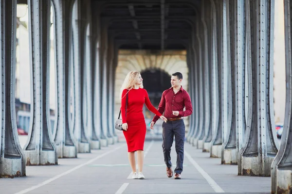 Casal Romântico Apaixonado Andando Ponte Bir Hakeim Paris França — Fotografia de Stock