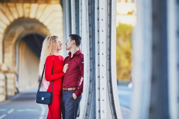 Романтическая Влюбленная Пара Гуляющая Мосту Бир Хакайм Париже Франция — стоковое фото