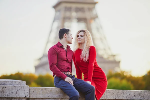 浪漫情侣爱埃菲尔铁塔在法国巴黎附近 — 图库照片