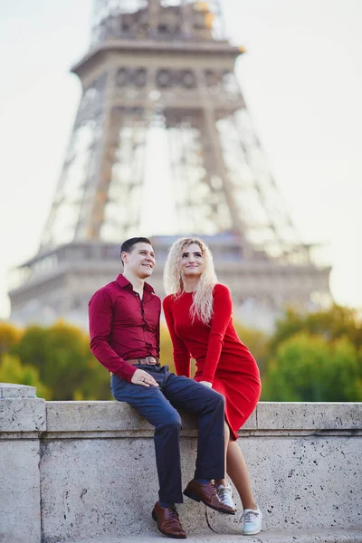 Couple Romantique Amoureux Près Tour Eiffel Paris France — Photo