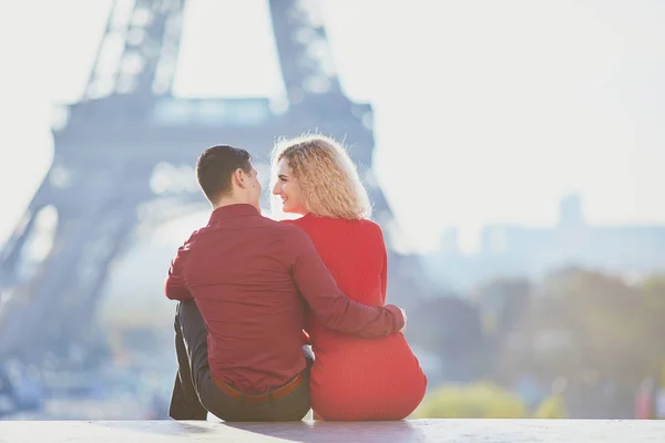 浪漫情侣爱埃菲尔铁塔在法国巴黎附近 — 图库照片