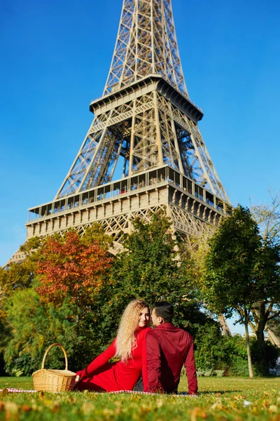 Pareja Romántica Enamorada Hacer Picnic Hierba Cerca Torre Eiffel Día —  Fotos de Stock