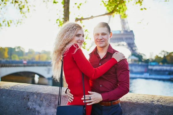 Romantický Pár Lásce Poblíž Eiffelovu Věž Paříži — Stock fotografie