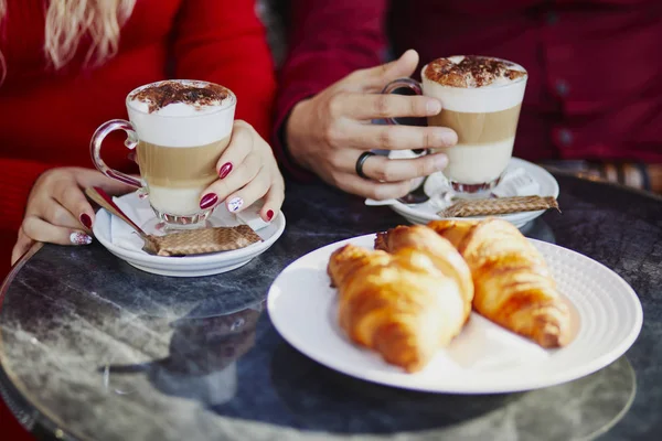 パリの屋外カフェでロマンチックなカップルは コーヒーを飲むと パリのレストランでクロワッサンを食べる観光客 — ストック写真