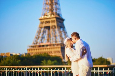 Romantik Çift bir tarih olan Eiffel tower yakınındaki. Şehrin keyfini turistler de Paris