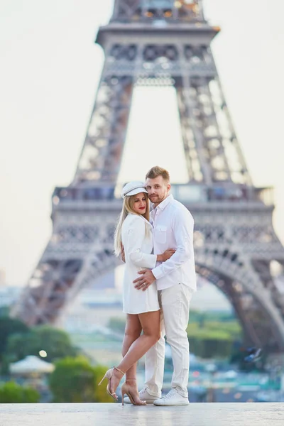 Una Pareja Romántica Que Tiene Una Cita Cerca Torre Eiffel — Foto de Stock